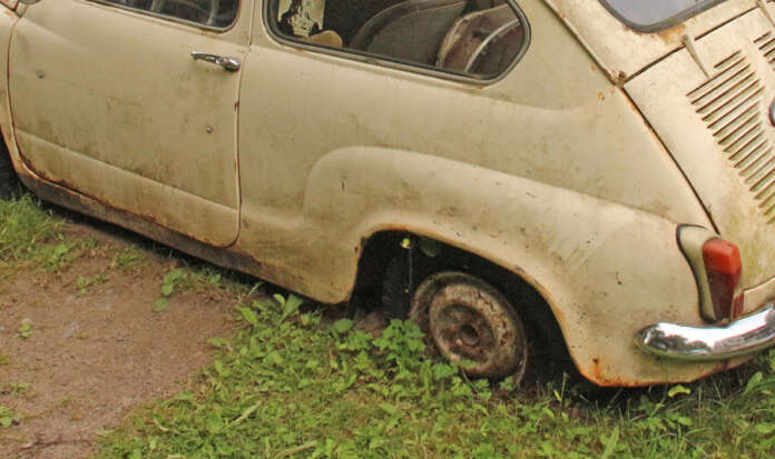 Oripään tekninen lautakunta määräsi Kortesuontien varrella olevan kiinteistön omistajan siivoaman ulkoalueen romuautoista. Kuvituskuva AVL:n arkistosta.