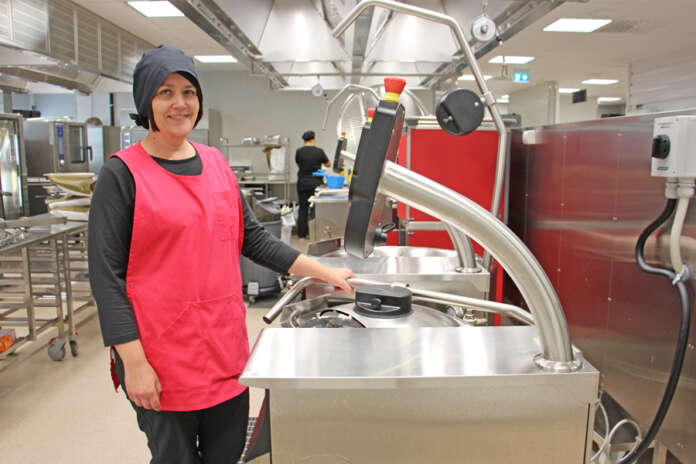Ruokapalveluesimies Annukka Kinnari-Valkama on luottavainen, että Pöytyän ateriatuotantoon kaavailtu muutos tulee sujumaan mallikkaasti. Kuva on Riihikosken keskuskeittiöstä.