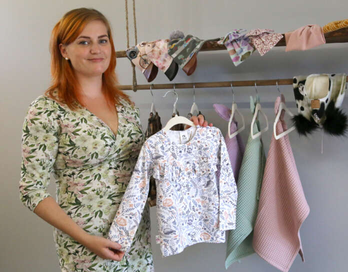 Leena Blom teki harrastuksesta työn ja perusti ompelimon. Ompelimolle on hiljakkoin valmistunut tilat kodin pihapiiriin ulkorakennukseen. Blom ompelee erityisesti lapsille mutta myös aikuisille. Vaatteiden lisäksi hän valmistaa sisustustuotteita.