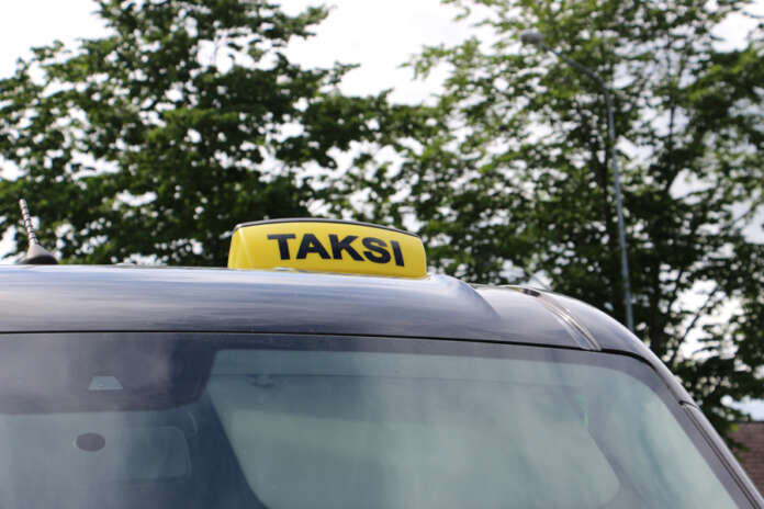 Susiuhkakuljetusten aikaistamistarvetta perusteltiin sillä, että taksit noutavat oppilaita kotiteiden päästä noin kello 7.30, jolloin on vielä pimeää. Susiuhkakuljetusten piirissä olevat oppilaat haetaan kotipihalta.