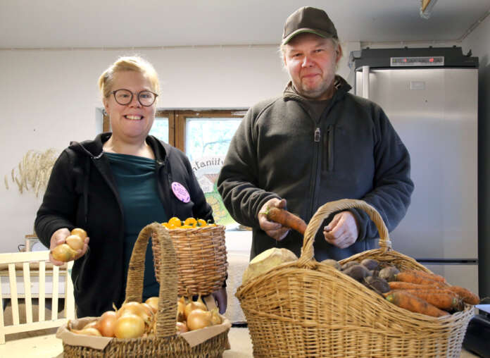 Santaniityn tila on ensikertalaisena mukana Lähiruokapäivässä. Ida ja Arto Kiiski myyvät tilamyymälässä tilan tuottamia vihanneksia.