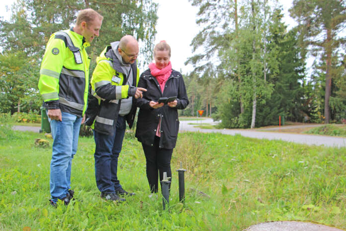 Petri Lehtonen, Aki Vuorinen ja Elisa Heimonen testasivat sulkuventtiilien kartoitussovellusta Riihikoskella.