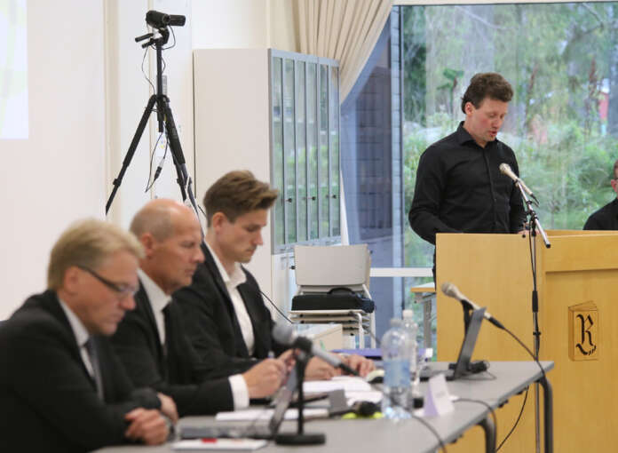 Farid Haralan pitkä puhe ja hänen esittämänsä vetoomus ei kääntänyt valtuutettujen päitä. Vain perussuomalaiset vastustivat aiemmin tehtyjen tuulivoimaperiaatteiden kumoamista. Kuvassa etualalla kunnanjohtaja Mika Joki, kunnanvaltuuston puheenjohtaja Ilkka Rantala ja hallintojohtaja Jussi Heinonen.