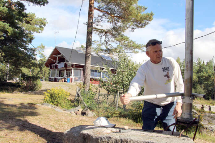 Aurinkopaneelien säätö kohti aurinkoa ei tapahdu kaukosäätöisesti vaan kyöstisäätöisesti. (Kuva: Asko Virtanen)