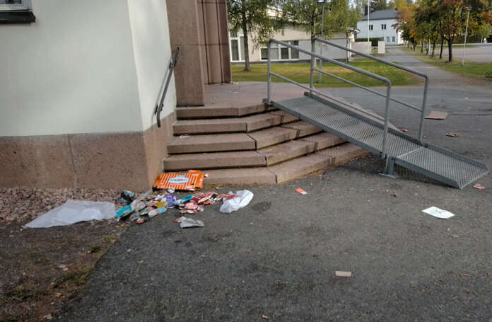 Kosken kirkon edusta oli sunnuntaiaamuna surkeassa kunnossa. Koskelaisten mukaan paikkaa on sotkettu viime aikoina harmillisen usein. Kuva: Kari Lehto.