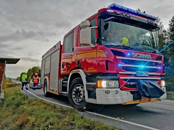Henkilöauto pääsi törmäyspaikalta lähimmälle bussipysäkille, johon tuli myös pelastuslaitoksen väkeä. Kuva: Simo Päivärinta.