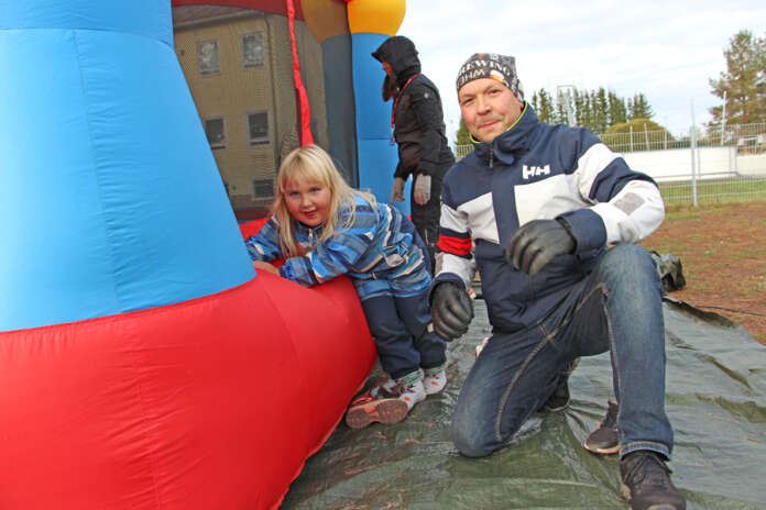 Mikael ja Timo Mäkelä iloitsivat luontopäiväkoti Kurjen viisivuotiskemuihin tuodusta pomppulinnasta.