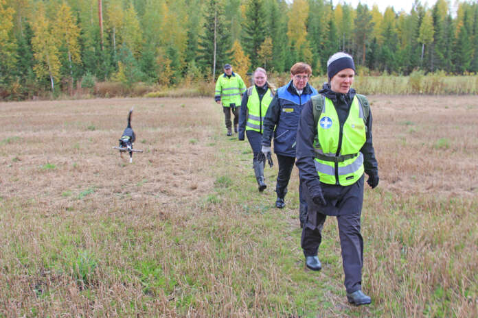 Virpi Arvola, Stina Törnblom, Sanna Hirvensalo, Esko Myöhänen ja etsintäkoira Kuutti tarpomassa Heikinsuon kyläyhdistyksen laavulle.
