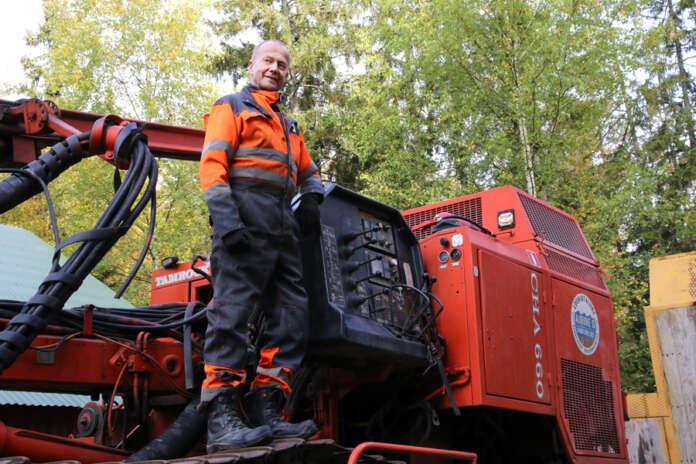 Vairine Oy:n avolouhintaporavaunu oli viime viikolla matkalla Kustaviin työmaalle. Yrityksen vanhimpiin laitteisiin lukeutuva laite soveltuu Ismo Vairisen mukaan erinomaisesti vedenalaiseen louhintaan. Uudemmissa laitteissa on siihen liian herkkää tekniikkaa ja elektroniikkaa.
