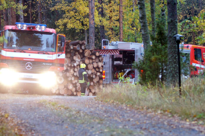 Salon ja Kosken rajalla Raatalantiellä syttyi keskiviikkoaamulla sateesta huolimatta maastopalo. Kuva: Simo Päivärinta.