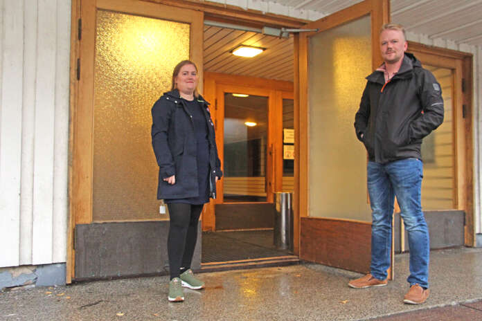 Auran Nuorisoseuran varapuheenjohtaja Annika Hurme ja Nuortentalosäätion puheenjohtaja Ville Mäkelä kertovat, että Auran Nuortentalosta pidetään huolta talkoovoimin.