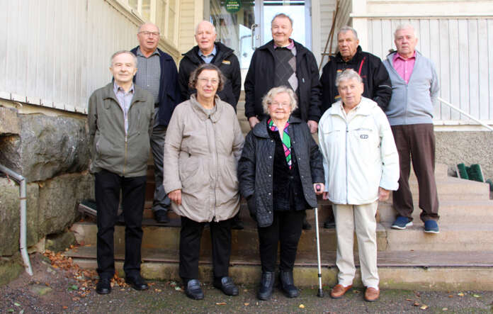 Teemu Pellonperä Marja-Leena Sätilä (os. Peltola), Airi Jokinen (os. Silvennoinen), Sirkka Salminen (os. Kyytinen), Paavo Perälä, Paavo Lalli, Sulo Lalli, Veikko Pyöli, Reima Vanne eli vuonna 1952 Kaulanperän koululla opinteinsä aloittaneet tapasivat toisensa ja opettajansa Kaulanperän koululla torstaina. (Kuva: Asko Virtanen)