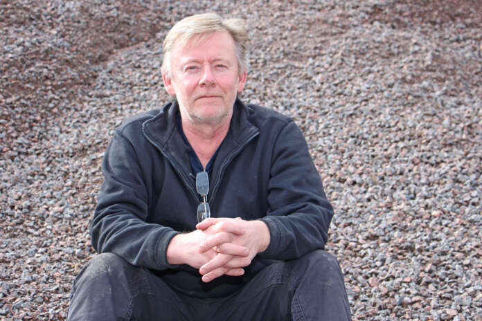 Pentti Wärri aloitti hiljattain kiviainesmyynnin. Murskaimen tuottama sepelikasa on hänen kotikulmillaan Pöytyällä.