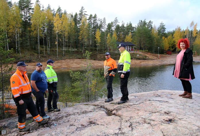 Palaisten uimaranta levittäytyy nyt entistä laajemmalle alueelle. Petteri Kanasuo (vas.), Jukka Auramo (kolmas vasemmalta) ja Matti Kantola (kolmas oikealta) ovat vastanneet alueen kunnostustöistä. Jarkko Vihtonen (toinen vasemmalta) ja Tytti Kankaristo ovat tyytyväisiä työn tuloksiin. Kalle Kraapan (toinen oikealta) työtehtäviin kuuluu myös Palaisten kiinteistön kunnossapitoa.