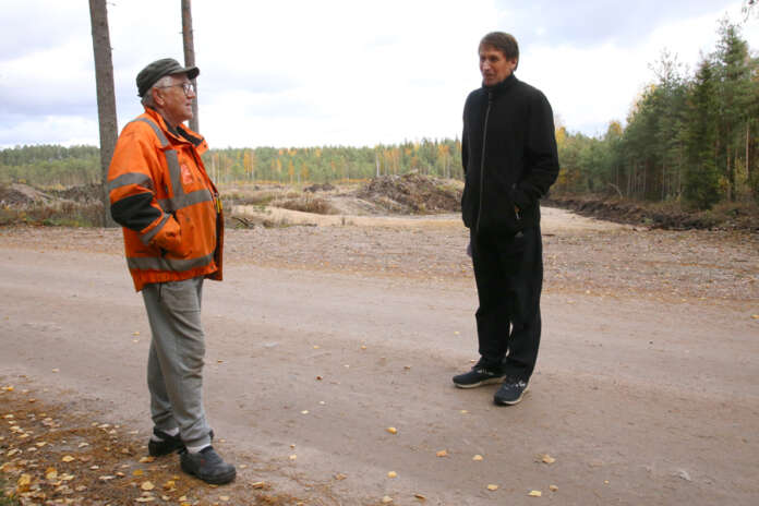 Totaalipurku Oy on mara-menettelyllä toimittanut Juvanrahkalle betonijätettä, jonka Ely-keskus on jälkikäteen kehottanut poistamaan. Yritys ei ole kehotusta noudattanut vaan pyrkii laajentamaan toimintaansa hakemalla ympäristö- ja poikkeamislupaa kierrätysaseman perustamiseen. Arto Tikka ja Kimmo Raininko hämmästelevät, miten hakemuksia voidaan käsitellä, kun asiassa on rikostutkinta kesken.
