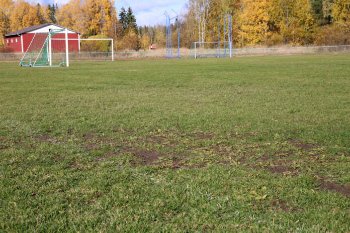 Kyrön urheilukentän nurmi on päässyt niin kehnoon kuntoon, että kuluneen jalkapallokauden pelejä jouduttiin siirtämään Marttilan kentälle. Nurmi kunnostetaan syksyn aikana.