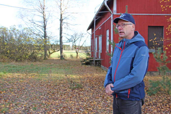 Kosken kunnanhallituksen puheenjohtaja Heikki Pietilä kehottaa odottamaan rauhassa, miltä osin valtioneuvosto päättää pysyttää Arvi Tammisen omaisuutta valtiolla ja mitä se mahdollisesti päättää luovuttaa Kosken kunnalle. Taustalla on edesmenneen Arvi Tammisen kotitalo.