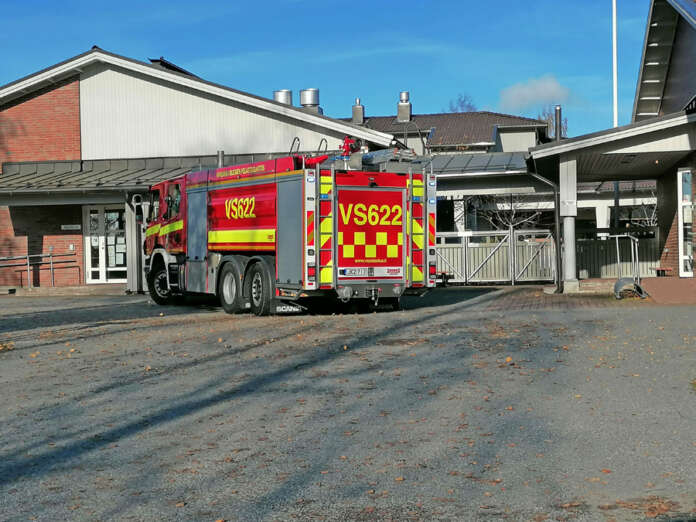 Palomiehet totesivat, ettei Tarvasjoen hyvinvointikeskuksessa ollut tulipaloa. Kuva: Simo Päivärinta.