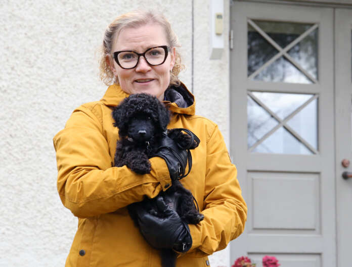 Varhan aluehallituksen puheenjohtaja Sanna Vauranoja viettää vapaa-aikaansa Pöytyällä yhdessä perheensä ja perheen koiranpentu Cocon kanssa.