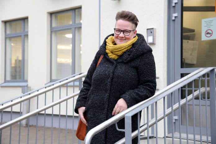 Puitteet muuttuu, mutta koulu jatkuu. Eeva Fransman on kokoamassa Elisenvaaran yhtenäiskoulusta historiikkia koulun 100-vuotisjuhlavuodeksi 2027. Koulun pitkän historia viimeisimpiä vaiheita on vanhan koulurakennuksen purku Fransmanin taustalla näkyvää Monnilaa lukuun ottamatta.