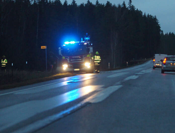 Peurakolariin joutunut katumaasturi saatiin ajettua lähimmälle bussipysäkille, johon saapuivat paloauto sekä ambulanssi. Kuva: Simo Päivärinta.