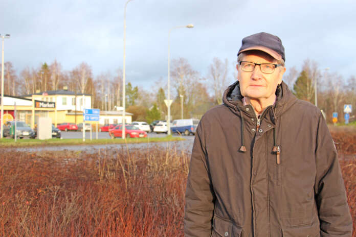 Auran keskustassa kerrostalossa asuva Olavi Simola toivoo kotikuntansa panostavan maankäytön kehittämiseen, mikä toisi lisää työpaikkoja kulmakunnalle. Simolan mielestä asiat ovat Aurassa hyvällä mallilla.