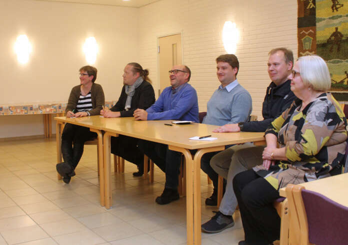 Essi Pietilä, Pasi Björk, Martti Mäkitalo, Olli-Pekka Aalto, Kalle Mikkola ja Pirjo Harstinen vastasivat yleisön esittämiin kysymyksiin Koskella 28.10. järjestetyssä seurakuntavaali-infossa. Kaikki kuusi valittiin Salon kirkkovaltuustoon. Kuva: Sari Holappa