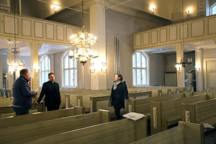 Auran kirkon peruskorjaus käynnistyy joulun jälkeen kirkon esineistöstä tyhjentämisellä. Ari Vilénin, Risto Leppäsen ja Marika Aholan keskellä oleva kattokruunu on Liedon ja Auran seurakuntien yhteistä historiaa. Se on tuotu Auran kirkkoon vuonna 1753. Remontissa olemassa olevaa entisöidään ja säilytetään, mutta Aholan takana olevan parven alunen muuttuu.