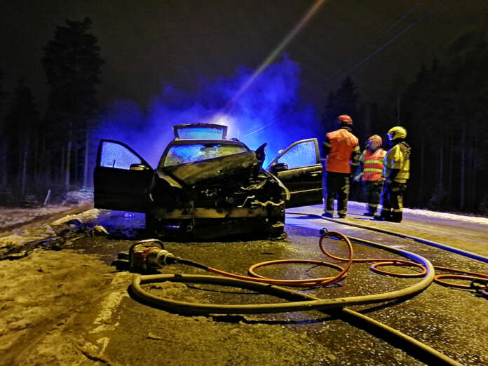 Kymppitie jouduttiin sulkemaan hetkeksi liikenteeltä, kun palomiehet sammuttivat henkilöautoa. Kuva: Simo Päivärinta.