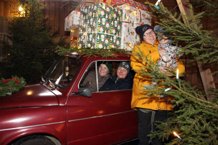 Joulumyyjäisten vetonaula on puoli vuosisataa vanha Fiat 600. Maarit Kraappa asettui kuvausta varten ratin taakse ja Marika Kraappa pelkääjän paikalle. Tuottajia edustava Eeva Sankari ja kahdeksan kuukautta vanha Vilhelmi keskittyivät ihmettelemään joulukuusta. (Kuva: Asko Virtanen)