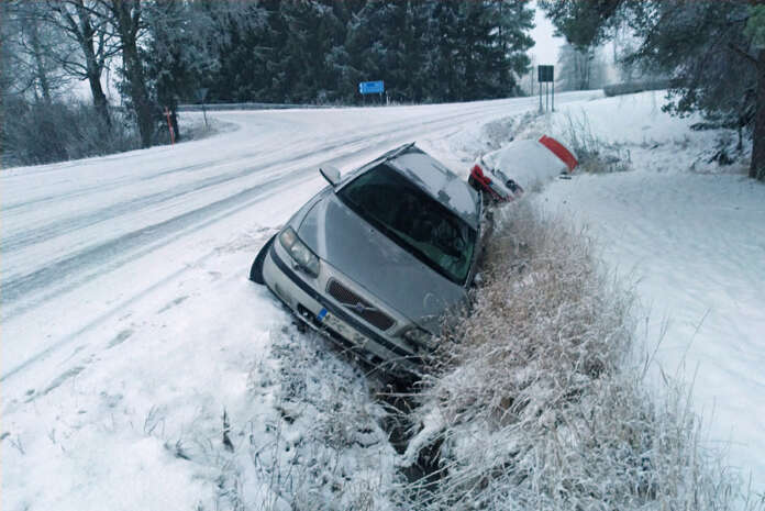 Härkätien ja Salontien risteys tiedetään Koskella vaaralliseksi paikaksi. Keskiviikkoaamuna ojan pohjalla oli kaksi hinausta odottavaa autoa. Kuva: Simo Päivärinta.