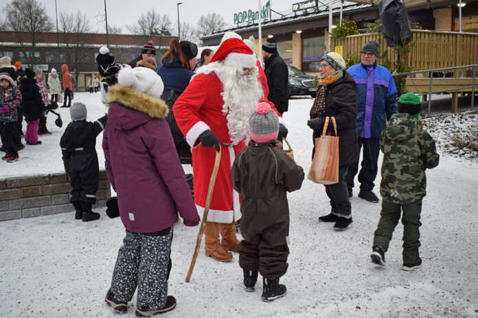 Joulupukki oli odotettu vieras Kyrön joulumarkkinoilla myös viime vuonna. Kuva: AVL:n arkisto / Tuomas Honkasalo