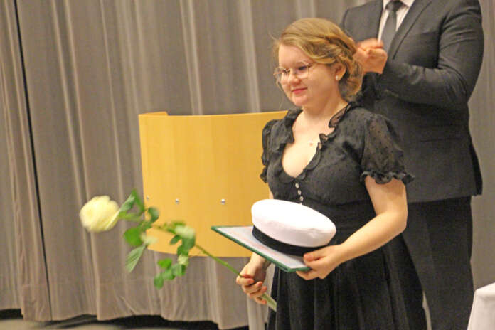 Pöytyäläinen Talvikki Laukkanen sai valkolakin ohella ruusun ja todistuksen. Hänen lisäkseen Elisenvaaran lukiosta kirjoitti tänä syksynä ylioppilaaksi Juho-Oskari Kula, joka estyi varusmiespalveluksen takia saapumasta lakkiaisiin.