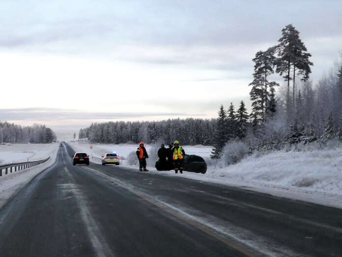 Henkilöauto heittelehti päin kaidetta ja suistui ojaan kantatiellä 41 Pöytyällä. Kuva: Simo Päivärinta.