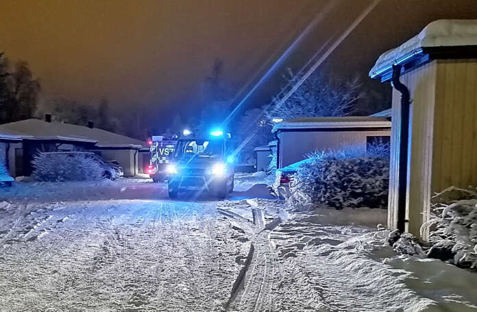 Pelastuslaitos tuuletti savut asunnosta ja toimitti asukkaan tarkastettavaksi. Kuva: Simo Päivärinta.