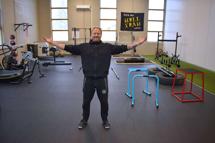 Auran Shellin takana olevassa teollisuuskiinteistössä oleva treenipaikka täyttyy pian vahvin laji -harrastajista sekä toiminnallisen, crossfit-henkisen treenin ystävistä. Pikkupoikamaisen innostunut ja tyytyväinen Marco Netterberg perustaa toiminnan tueksi vahvin laji -seuran. Kuva: Tuomas Honkasalo