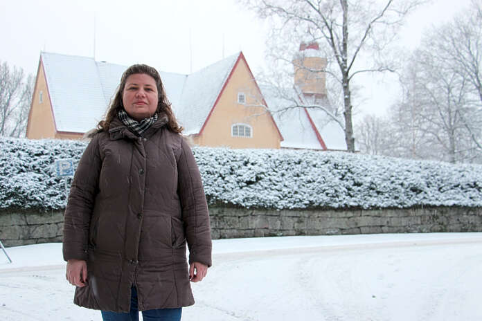 Minna Stenroosin mukaan Pöytyän seurakunta on saamassa tänä vuonna saman verran verotuloja kuin viime vuonna, reilut 1,7 miljoonaa euroa. Seurakunnan jäsenmäärä on pudonnut, mutta verotulot ovat toistaiseksi pysyneet lähes entisellään. Ilmiötä on selitetty ansiotulotason nousulla.