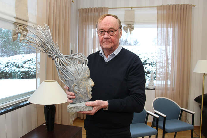 Rakennusneuvos Matti Laakso keräilee harrastuksenaan taidetta. Kädessään hänellä on Simo Heleniuksen tekemä veistos.