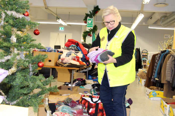Hannele Tanner-Penttilällä riittää töitä myös joulun jälkeen avustustavaroiden lajittelussa. (Kuva: Asko Virtanen)