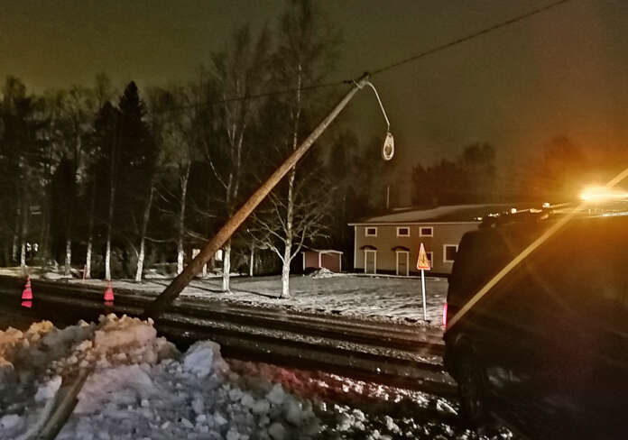Härkätien valotolppa Marttilassa ruhjoutui henkilöauton törmäyksestä. Auto vaurioitui törmäyksessä hinauskuntoon. Kuva: Simo Päivärinta.