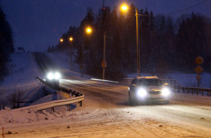 Jos liikennettä on vähän, suola ei pure tiehen. Esimerkiksi jouluaattona kymppitie oli jäinen, mutta kuluneella viikolla sula. (Kuva: Asko Virtanen)