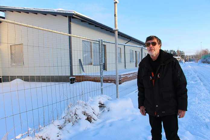Auralainen Jaakko Lehto kulki Mäkelän Rakennus Oy:n työmaan ohi ja tuumasi tekeillä olevien rivitalojen istuvan maisemaan. Hänen henkilökohtainen toiveensa on, että rivitaloihin tehtäisiin jatkossa perinteisiä harjakattoja.