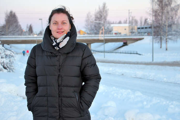 Jaana Ranta-aho tuumaa kunnollisten peruspalvelujen olevan tärkeitä kuntalaisten hyvinvoinnille. Siksi hän pitää tärkeänä Auraan kaavaillun koululaajennuksen toteutumista.