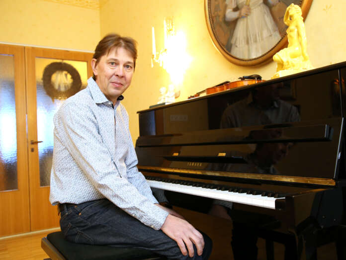 Heikki Eskola taitaa monen soittimen soiton ja on ollut mukana monissa eri kokoonpanoissa ja produktioissa.