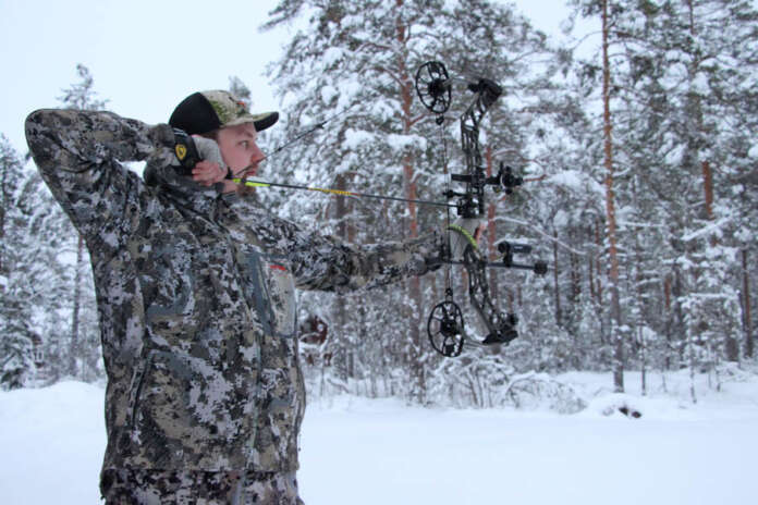 Yläneläinen Taneli Sinisalo metsästää pääasiassa jousella. Metsästystavan haasteellisuus viehättää. (Kuva: Asko Virtanen)