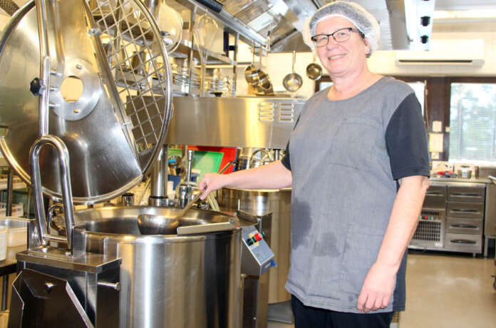 Kokki Aini Vuori on yksi Arkean palkkalistoille siirtyneistä Suvirannan keittiön työntekijöistä. (Kuva: Asko Virtanen).