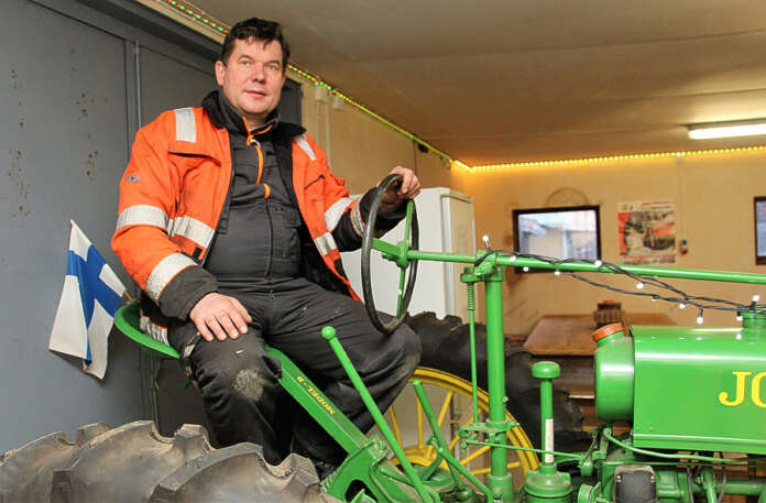 Kalle Yli-Jaakkola harrastaa vanhoja autoja sekä työkoneita. Kuvassa hän istuu John Deere -traktorin pukilla.