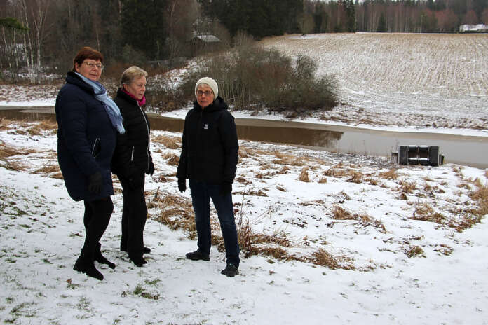 Merja Maasalo, Liisa Marjasto ja Maj-Len Heikka toivovat, että heidän kotitalonsa takana avautuvaa jokimaisemaa hoidettaisiin luonnonmukaisilla keinoilla, jotka sitoisivat maamassoja.