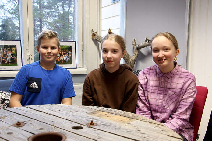 Leevi Heiskasen, Enni Ahlgrenin ja Erika Jusin mielestä Auran Kirkonkulman koulun parasta antia ovat lukuisat vanhempainkerhon tuella järjestetyt retket.