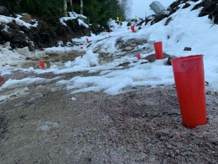 Koskella, kymppitien vierellä, louhitaan kalliota yhdysvesijohdon tieltä. Kuva: Kosken kunta.